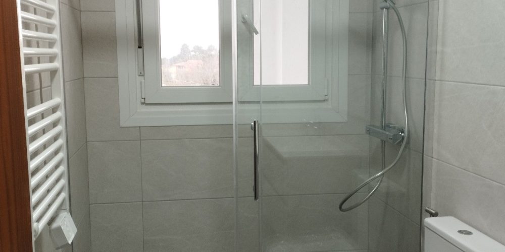 "Reforma de lavabo Esplugues finalizado y montado los accesorios"