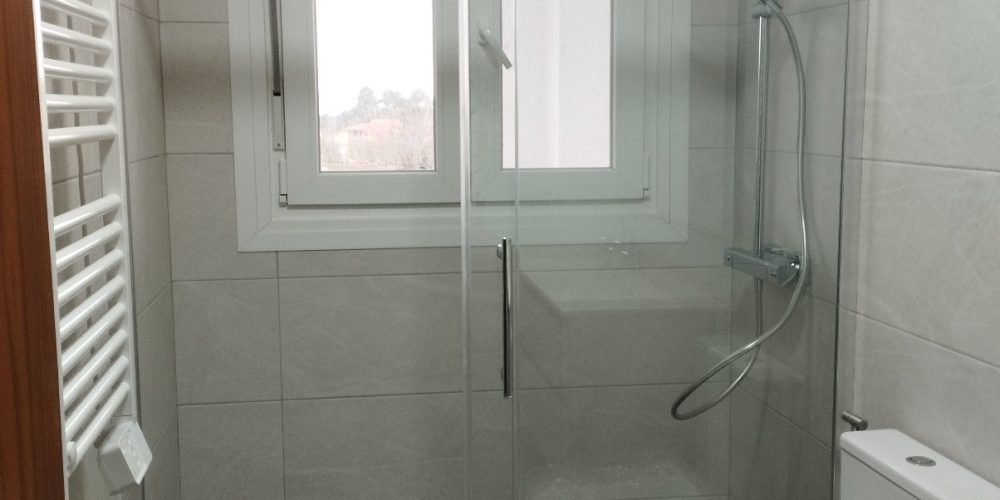 "Reforma de lavabo Esplugues finalizado y montado los accesorios"